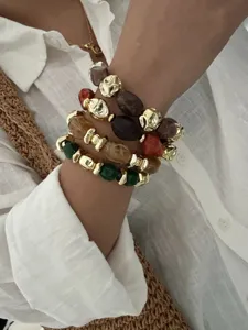 Nahaufnahme eines Retro-Acryl-Perlenarmband-Sets mit marmorierten und goldene Perlen