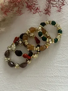 Detailansicht der Retro-Acrylharzperlen und goldfarbenen geometrischen Akzente am Armband.