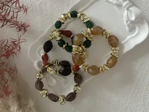 Nahaufnahme von Vintage-Acrylperlen mit Marmorierung und goldenen CCB-Schmuckelementen.