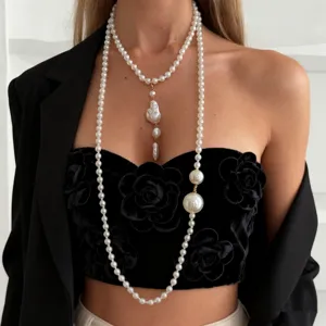 Detalle de un collar de perlas barrocas de varias capas con colgantes únicos y elegantes