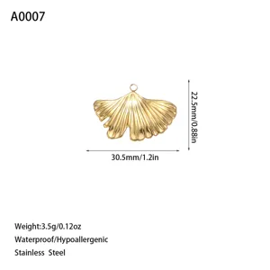 Vue technique détaillée du pendentif feuille de ginkgo dorée avec les dimensions