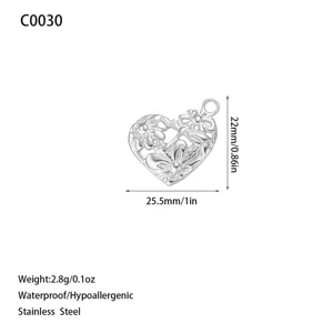 Vista dettagliata del ciondolo a cuore con dimensioni 25,5mm x 22mm e peso 2,8g