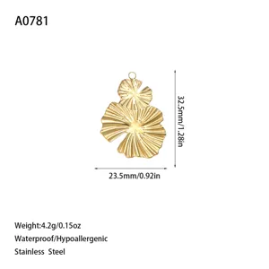 Spécifications de taille pour ce pendentif en éventail en acier inoxydable doré