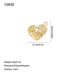 Ciondolo a cuore in acciaio inossidabile placcato oro 18K con dettagli di misura