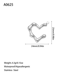 Dettaglio ciondolo a cuore in acciaio inox, dimensioni 25mm x 24mm, anallergico e duraturo.
