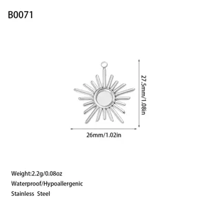 Primer plano de un colgante sunburst de acero inoxidable con talla y materiales