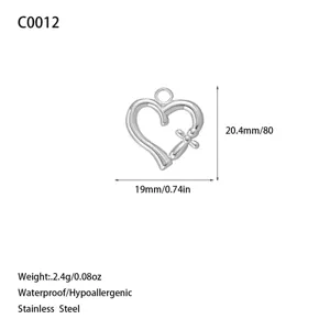 Vista dettagliata del ciondolo a cuore con croce in acciaio inox e misure 19x20,4mm