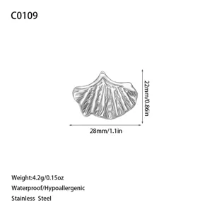 Vue détaillée d'un pendentif feuille de ginkgo en acier inoxydable de 28 mm sur 22 mm
