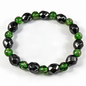 Nahaufnahme von leuchtendem grünem Glas und schwarzem Hämatit Perlenarmband für Yoga
