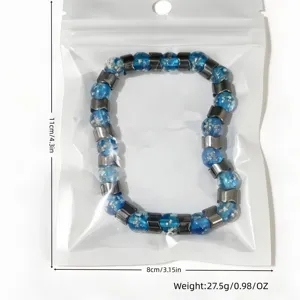 Detail von leuchtendem Glas und Hämatit Perlenarmband in Verpackung mit Größen