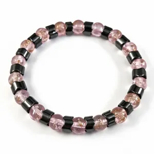 Nahaufnahme der leuchtend rosa Glasperlen und schwarzen Hämatitperlen am Armband