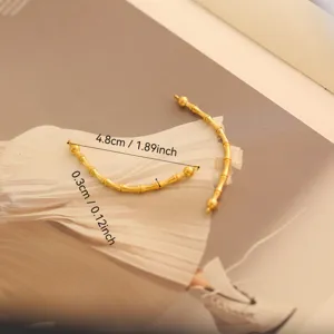Vue détaillée des accessoires bijoux bambou doré avec dimensions 4,8 cm et 0,3 cm.