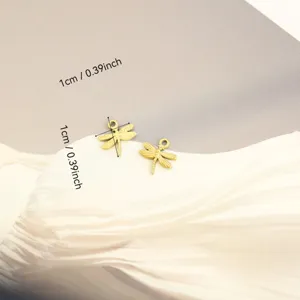 Vista dettagliata dei ciondoli a libellula placcati in oro 18K con dimensioni 1cm