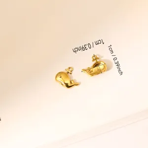 Detailansicht der Größe eines goldene Walanhängers für die DIY Schmuckherstellung.