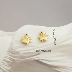 Détail des breloques pattes en acier inoxydable doré avec dimensions de 1.1 cm totales