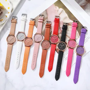 Modische Damen-Quarzuhren mit bunten PU-Lederarmbändern auf Marmorhintergrund.