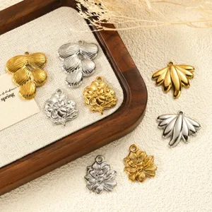 Gedetailleerde weergave van diverse gouden en zilveren bloemhangers voor eigen sieraden