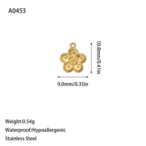 Detailweergave van gouden bloemhanger met afmetingen van 10,8 mm hoogte en 9,0 mm breed.