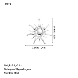 Vista dettagliata del pendente a forma di sole in acciaio inox con dimensioni e peso.