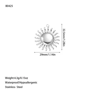 Ciondolo sole in acciaio inossidabile argento, larghezza 29mm e peso 4,3g dettagli