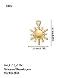 Ciondolo a sole in acciaio inossidabile dorato con dettagli di altezza 16,7mm e larghezza 12,3mm