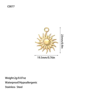 Dettaglio ciondolo sole in acciaio inossidabile dorato, altezza 23mm e larghezza 19,5mm