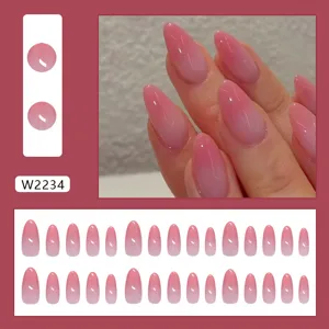 Vue détaillée des ongles à presser en dégradé rose montrant les capsules individuelles