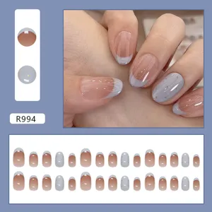 Vue détaillée de faux ongles dégradés bleu laiteux style français, lot de 30 pièces.