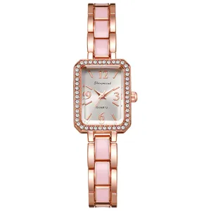 Κομψό γυναικείο ρολόι rose gold με ροζ βραχιόλι και στεφάνη με στρας
