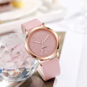 Nahaufnahme einer eleganten rosa Quarzuhr mit Roségoldgehäuse und Glitzerzifferblatt