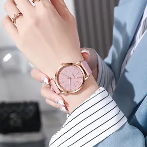Detailansicht einer eleganten rosa Quarzuhr mit Roségoldgehäuse an einem Damenhandgelenk.