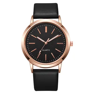 Detaillierte Ansicht der roségoldenen Quarz-Damenuhr mit schwarzem Lederarmband