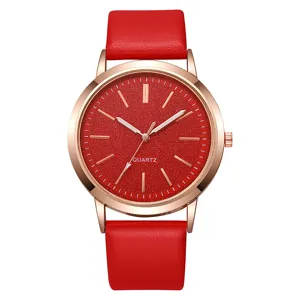 Nahaufnahme einer stilvollen roten Damenquarzuhr mit Roségoldgehäuse und PU-Lederarmband