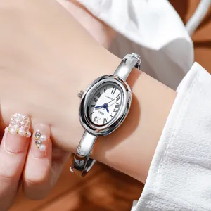 Vista dettagliata di un elegante orologio a bracciale ovale argento con numeri romani al polso