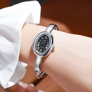 Elegante orologio al quarzo con quadrante ovale argento e numeri romani sul polso