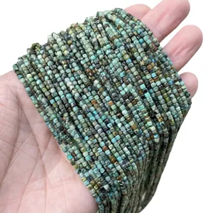 Bündel aus natürlichen 2 mm afrikanischen Türkiswürfelperlen.