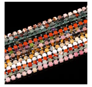 Vue macro détaillée de perles carrées en agate naturelle colorée pour bijoux DIY