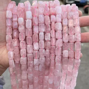 Detalle de cuentas de cristal de cuarzo rosa natural irregular para joyería artesanal