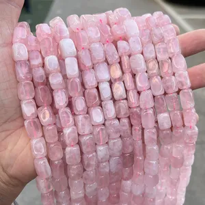 Detalle de cuentas de cuarzo rosa natural para la creación de joyas artesanales DIY