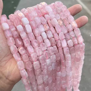 Detalle macro de cuentas de cuarzo rosa natural de forma irregular para joyería DIY
