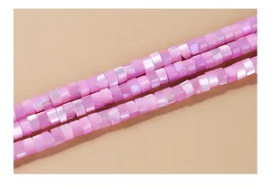 Dettaglio di perle a disco in madreperla viola 2x4mm per la creazione di gioielli fai da te