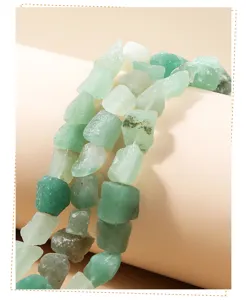 Nahaufnahme von 8-13 mm unregelmäßigen grünen Rohsteinperlen für DIY-Schmuck.