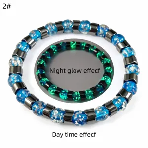 Leuchtendes Glasperlenarmband mit Vergleich von blauem Tag- und grünem Nachtglüheffekt.