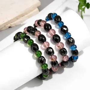 Detailansicht handgefertigter leuchtender Glasperlen und facettierter Hämatit-Armbänder
