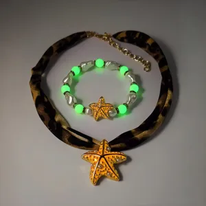 Lichtgevende zeester ketting en parelarmband set met luipaardprint stof bandje chic.