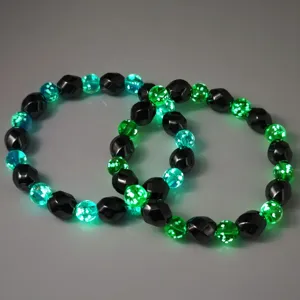 Detailansicht von leuchtenden Glas- und facettierten schwarzen Hämatit-Perlenarmbändern