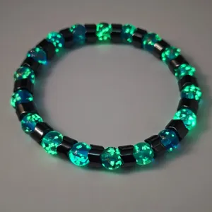 Nahaufnahme des im Dunkeln leuchtenden Armbands aus Leuchtglas und Hämatitperlen