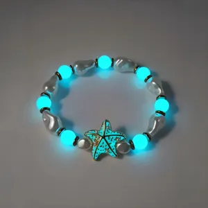 Lichtgevende zeester armband met blauwe glow kralen en imitatieparels accenten