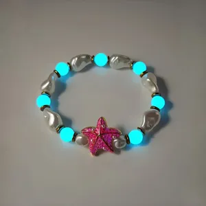 Dromerige lichtgevende zeester armband met blauwe kralen en barokke parels voor het strand