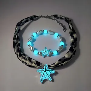 Lichtgevende blauwe zeester ketting en armband set die levendig gloeit in het donker